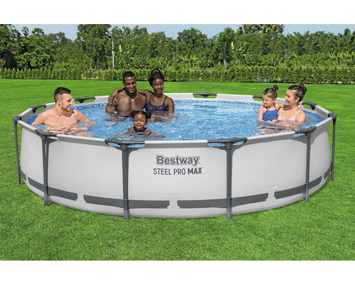 Familie se bucură de o piscină rotundă Bestway Steel Pro Max în grădină.
