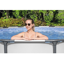 Femeie într-o piscină supraterană în grădină