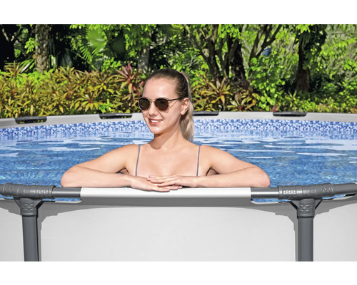 Femeie într-o piscină supraterană în grădină