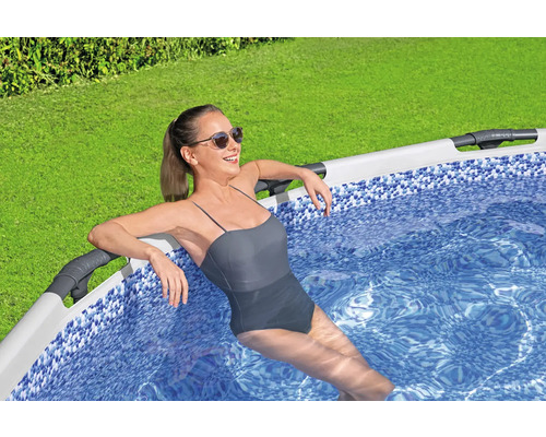 Femeie relaxându-se în piscină în grădină