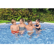 Familie se bucură de o piscină supraterană în grădină.