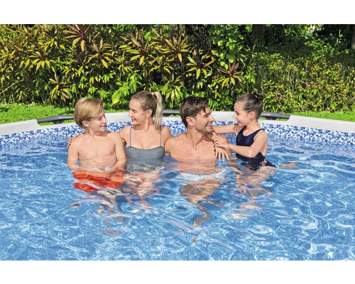 Familie se bucură de o piscină supraterană în grădină.