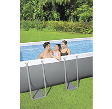 Familie în piscină supraterană în grădină