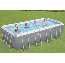 Piscină dreptunghiulară cu cadru din oțel cu oameni care se îmbăiază în grădină