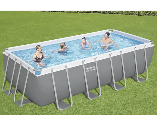 Piscină dreptunghiulară cu cadru din oțel cu oameni care se îmbăiază în grădină