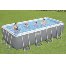 Piscină dreptunghiulară cu cadru de oțel și persoane care se scaldă în grădină