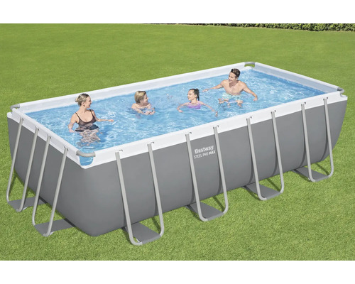 Piscină dreptunghiulară cu cadru de oțel și persoane care se scaldă în grădină