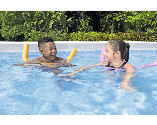 Copii cu tăiței de înot în piscină