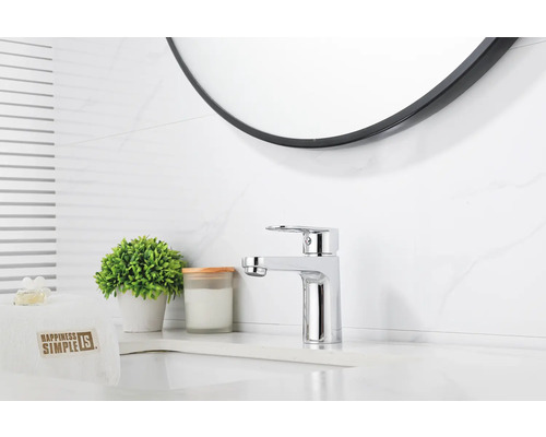 Baie modernă cu robinet de lavoar și oglindă rotundă