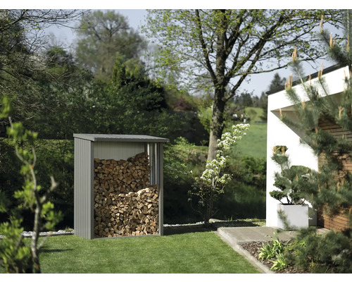 Depozit de lemne în grădină, umplut cu lemne.