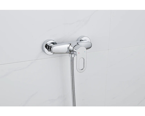 Baterie de duș montată pe perete cu furtun de duș