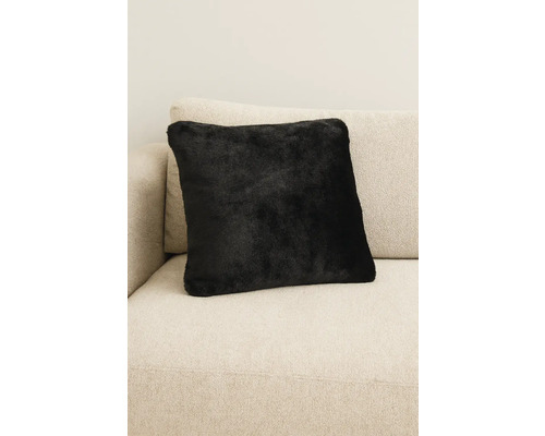 Pernă decorativă neagră pe o canapea