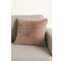 Pernă decorativă pătrată cu imitație de blană pe o canapea