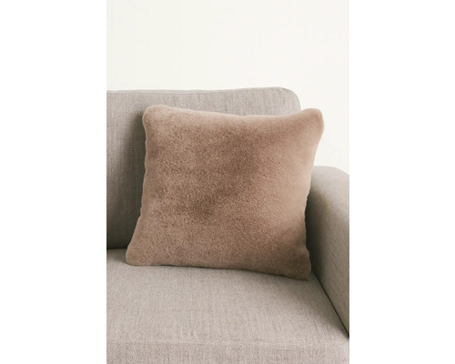 Pernă decorativă pătrată cu imitație de blană pe o canapea