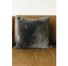 Pernă decorativă din blană artificială pe o canapea