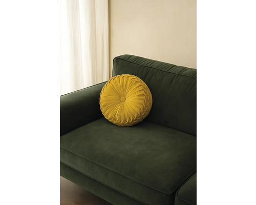 Pernă decorativă rotundă pe o canapea