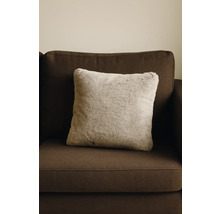 Pernă decorativă pătrată cu aspect de blană pe canapea maro