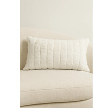 Pernă decorativă cu model vertical cu nervuri pe canapea