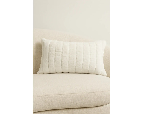 Pernă decorativă cu model vertical cu nervuri pe canapea