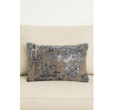 Pernă decorativă cu model abstract pe o canapea