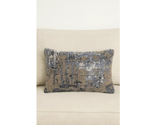 Pernă decorativă cu model abstract pe o canapea