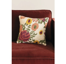 Pernă decorativă cu model floral pe o canapea