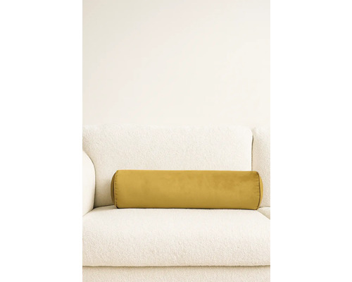 Pernă cilindrică galbenă pe o canapea