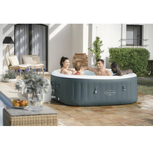 Cada spa gonflabilă Lay-Z-Spa cu patru persoane în grădină.