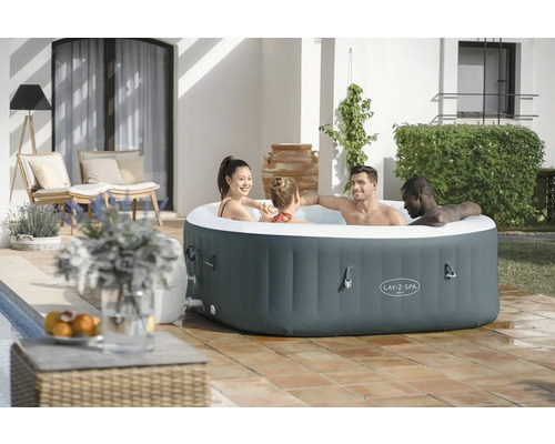 Cada spa gonflabilă Lay-Z-Spa cu patru persoane în grădină.
