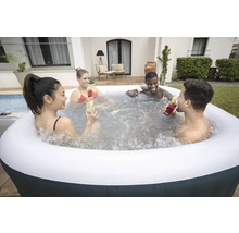 Jacuzzi gonflabil cu patru persoane care beau cocktailuri