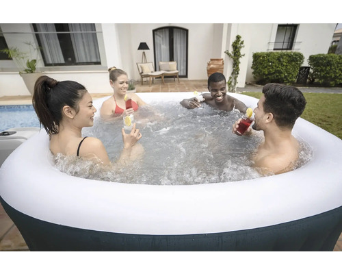 Jacuzzi gonflabil cu patru persoane care beau cocktailuri