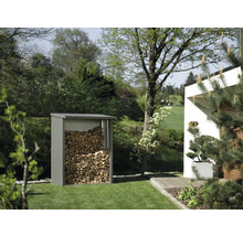 Depozit de lemne în grădină umplut cu lemne.