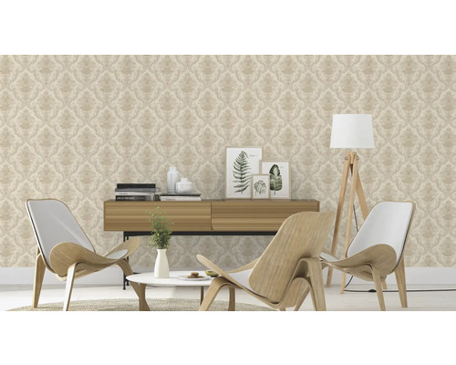 Living cu tapet modelat, elemente din lemn și accesorii decorative pentru un ambient stilat.