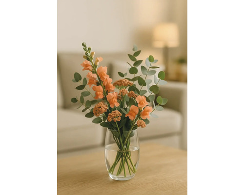 Buchet cu gura-leului și eucalipt într-o vază de sticlă