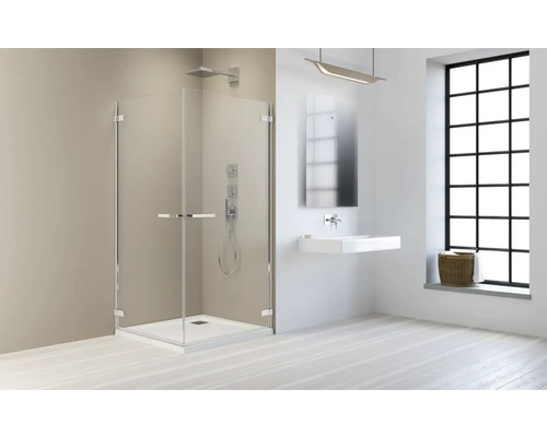 Cabină de duș din sticlă cu armături într-o baie