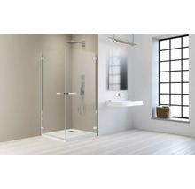 Exemplu de baie modernă cu duș walk-in, lavoar și fereastră mare.