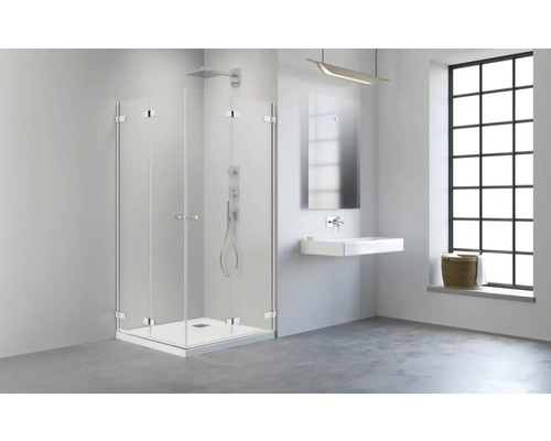 Baie luminoasă cu cabină de duș modernă, chiuvetă și fereastră