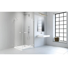 Baie modernă cu duș la nivelul podelei, chiuvetă și fereastră mare pentru lumină naturală.