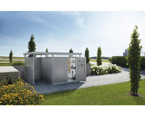 Căsuță de grădină cu uși deschise în peisaj de grădină