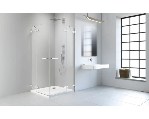 Baie modernă cu cabină de duș pătrată din sticlă