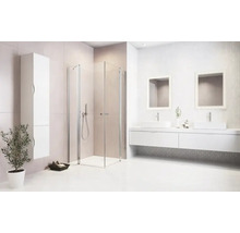 Baie luminoasă cu cabină de duș, chiuvetă și dulap cu oglindă