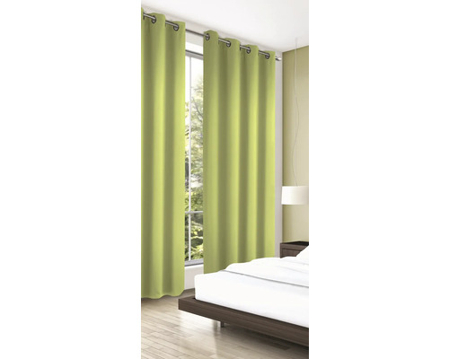 Vedere într-un dormitor cu perdele cu bride