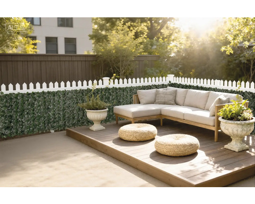 Terasa din lemn cu mobilier de lounge, decorată cu plante în ghivece și un gard cu plante verzi