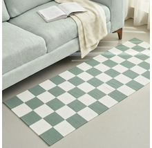 Covor cu model de tablă de șah lângă o canapea