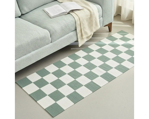 Covor cu model de tablă de șah lângă o canapea