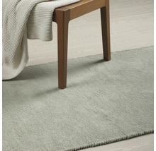 Covor în cameră cu scaun și pătură