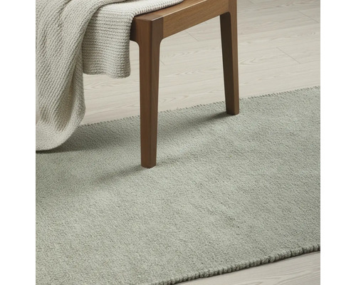 Covor în cameră cu scaun și pătură