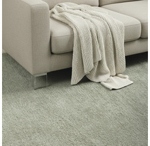 Canapea cu pled pe covor