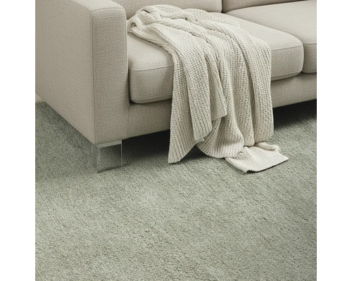 Canapea cu pled pe covor