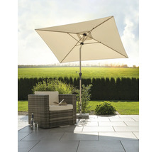 Scenă cu o umbrelă de soare pătrată, un fotoliu din ratan și plăci de pavaj în grădină